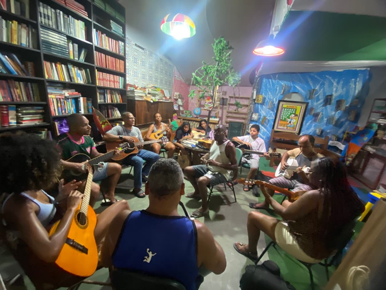 Atividade de Música (violão e canto) na Casa de Bambas