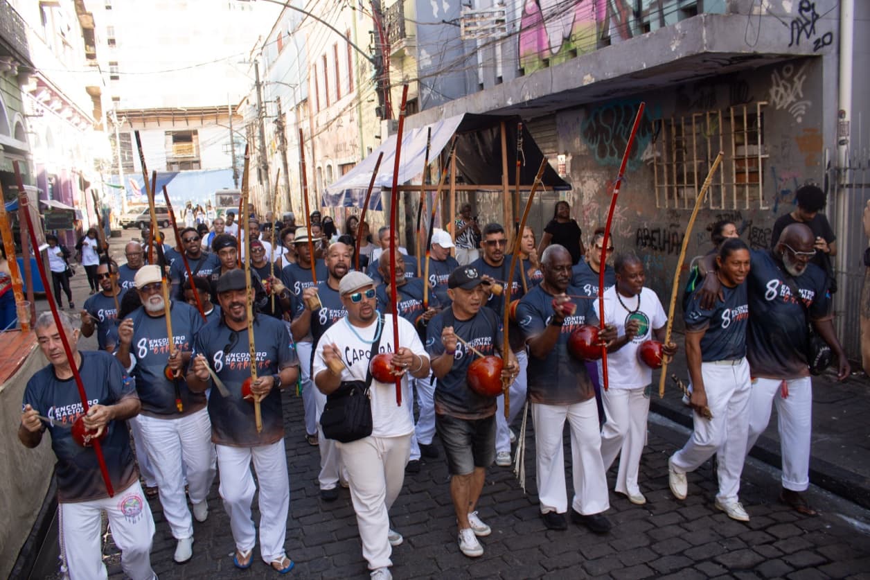 Cortejo de capoeiristas com berimbaus pelas ruas durante o Encontro Nacional de Bambas